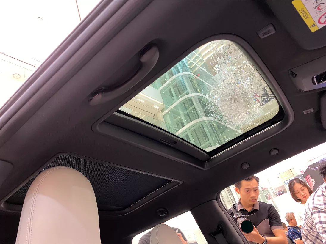 Cửa sổ trời toàn cảnh trên MINI Cooper S 5 cửa Cửa sổ trời toàn cảnh trên MINI Cooper S 5 cửa.