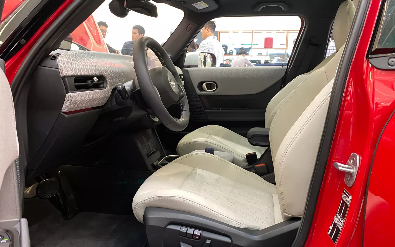 Ghế xe MINI Cooper S 5 cửa thiết kế thể thao, ôm người Ghế xe MINI Cooper S 5 cửa thiết kế thể thao, ôm người.