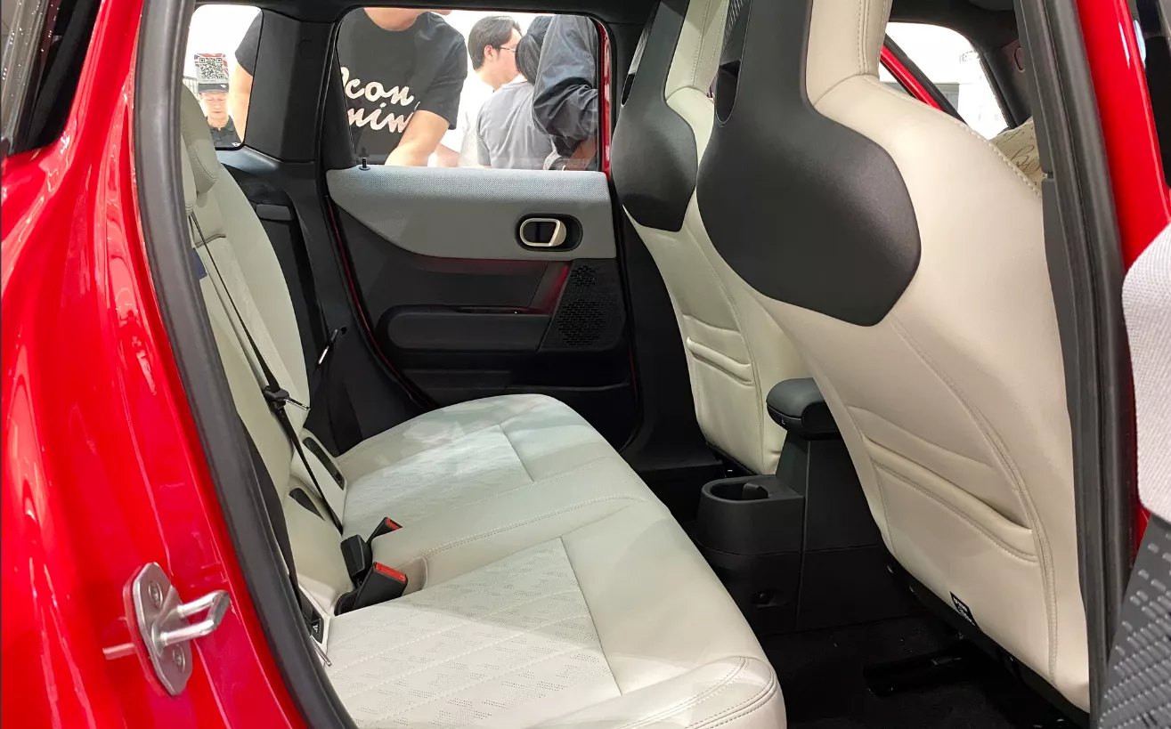 Hàng ghế thứ 2 trên xe MINI Cooper S 5 cửa Hàng ghế thứ 2 trên xe MINI Cooper S 5 cửa.