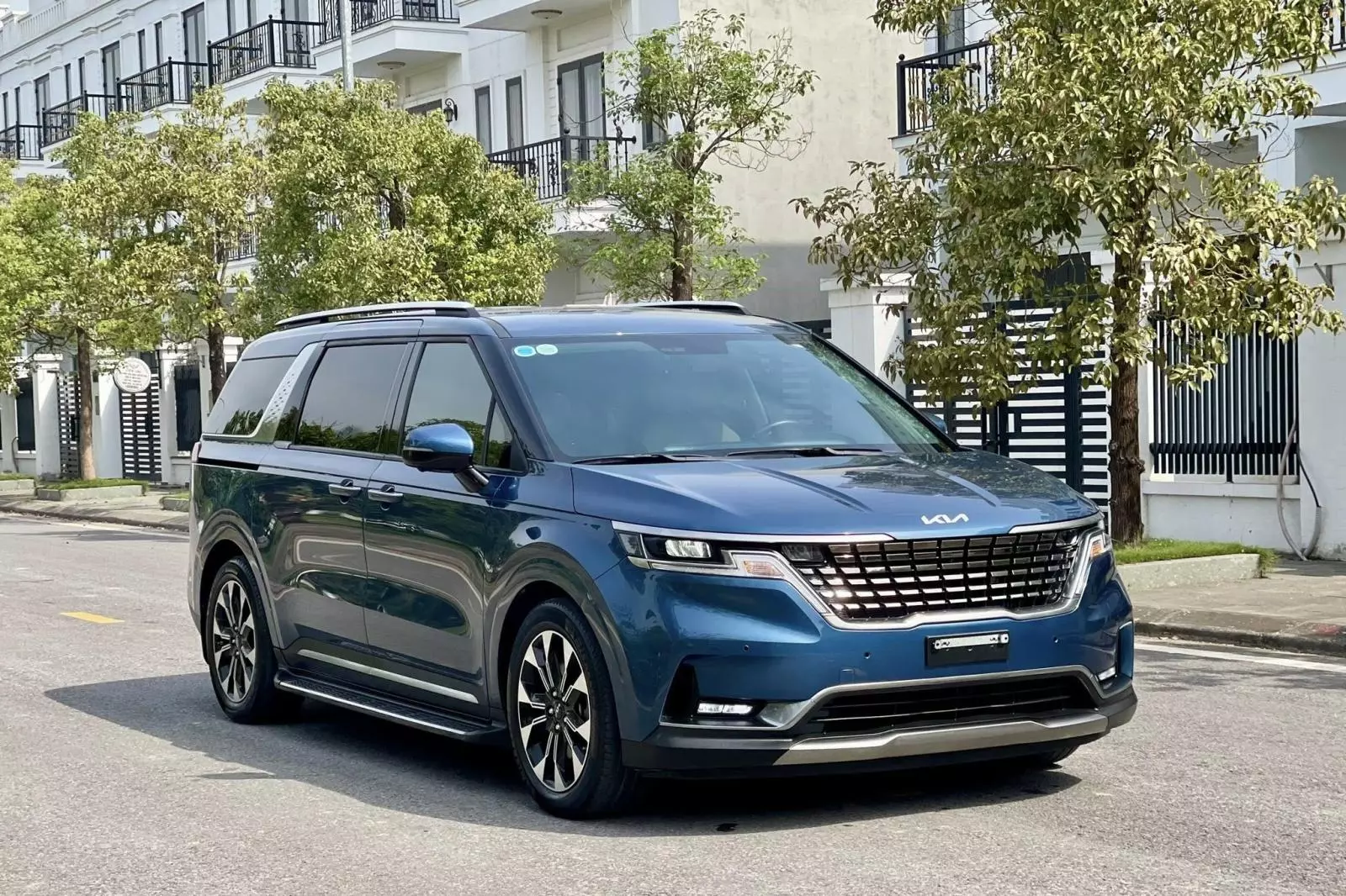 Xả hàng tồn, Kia Carnival bán kèm ưu đãi kép lên tới 210 triệu đồng 1