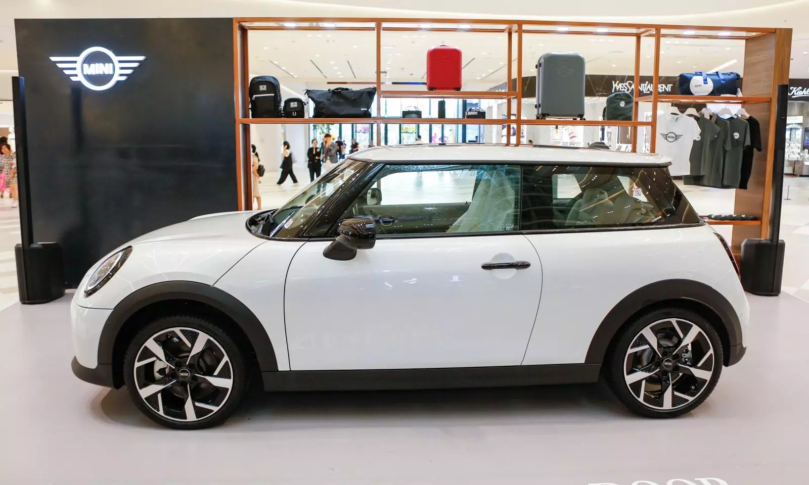 MINI Cooper 3 cửa thế hệ mới có kích thước lớn hơn thế hệ tiền nhiệm MINI Cooper 3 cửa thế hệ mới có kích thước lớn hơn thế hệ tiền nhiệm.