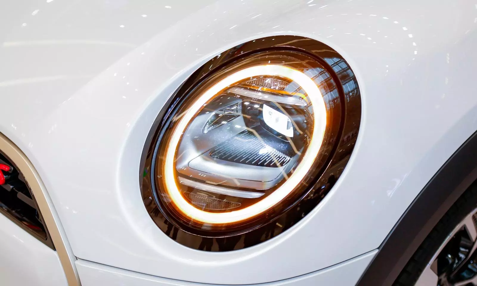 đèn pha LED đặc trưng thương hiệu trên xe MINI Cooper 3 cửa đèn pha LED đặc trưng thương hiệu trên xe MINI Cooper 3 cửa.