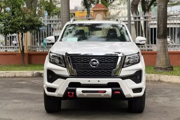 Nissan Navara giảm "sập sàn" 90 triệu, giá xe rẻ nhất phân khúc bán tải 1