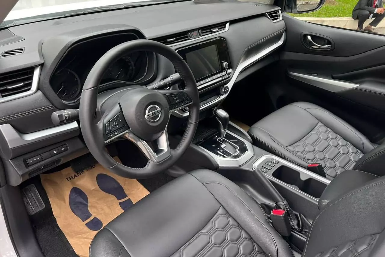 Nội thất xe Nissan Navara 1