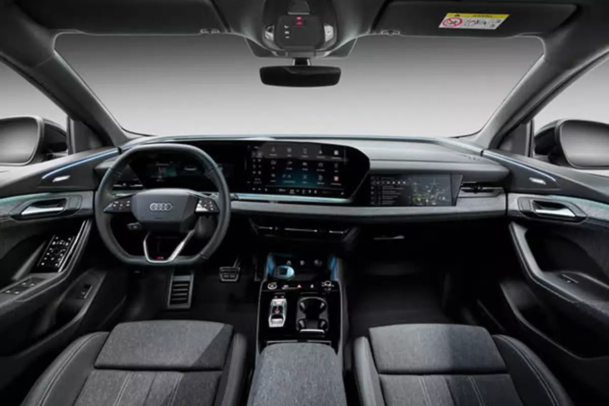 Khoang nội thất xe Audi Q6 e-tron tích hợp 3 màn hình
