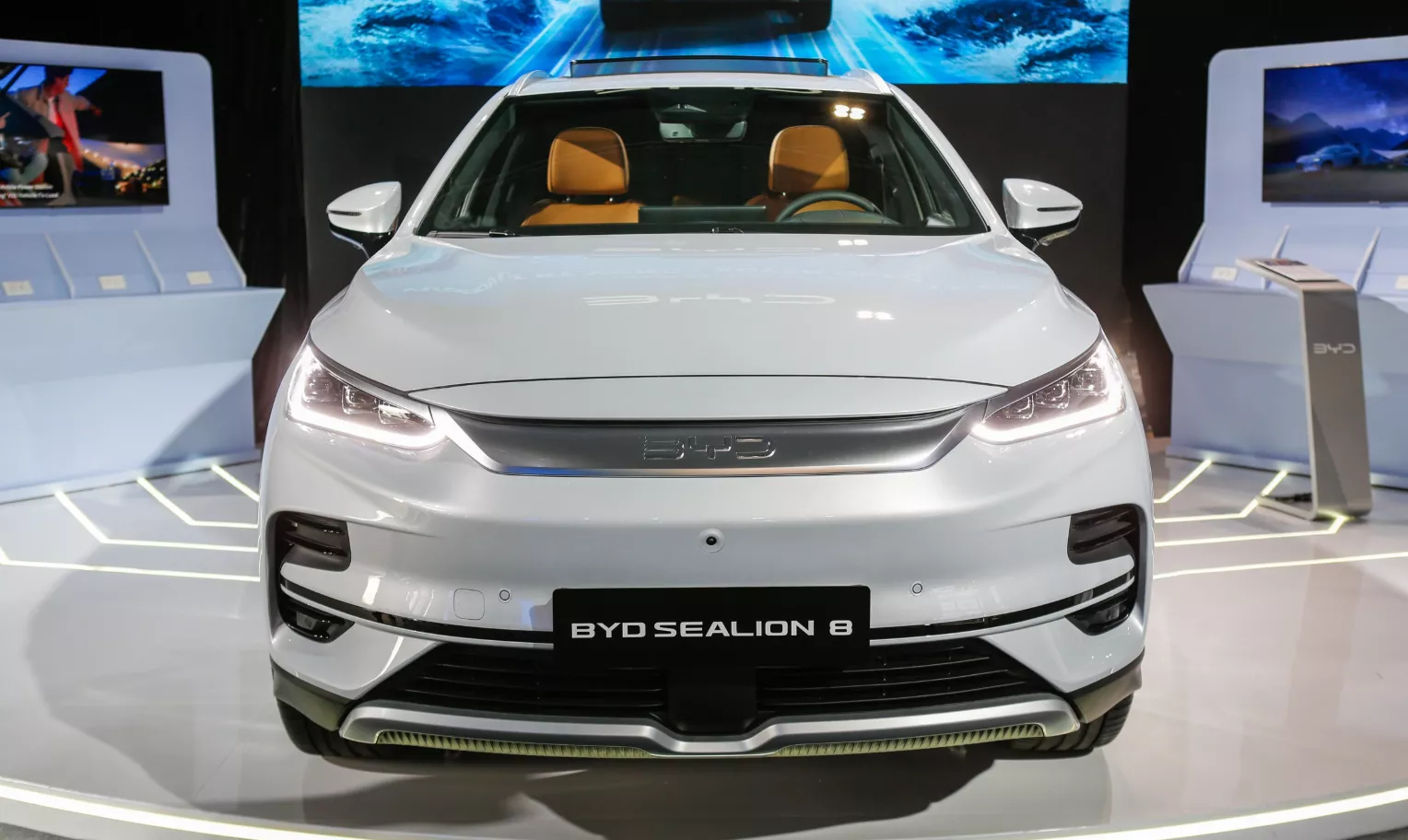 Đầu xe BYD Sealion 8 nổi bật với cụm đèn pha LED Matrix hiện đại.