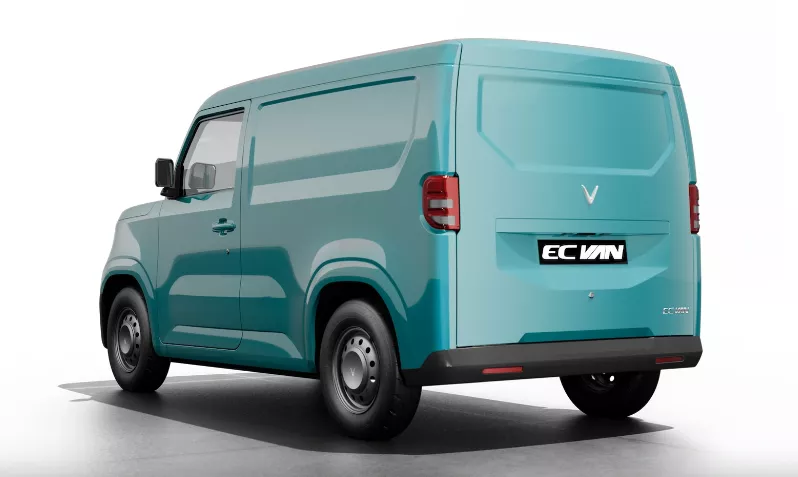 Đuôi xe thiết kế tối ưu với phần cửa hậu mở rộng, dễ dàng xếp hàng hoá  1