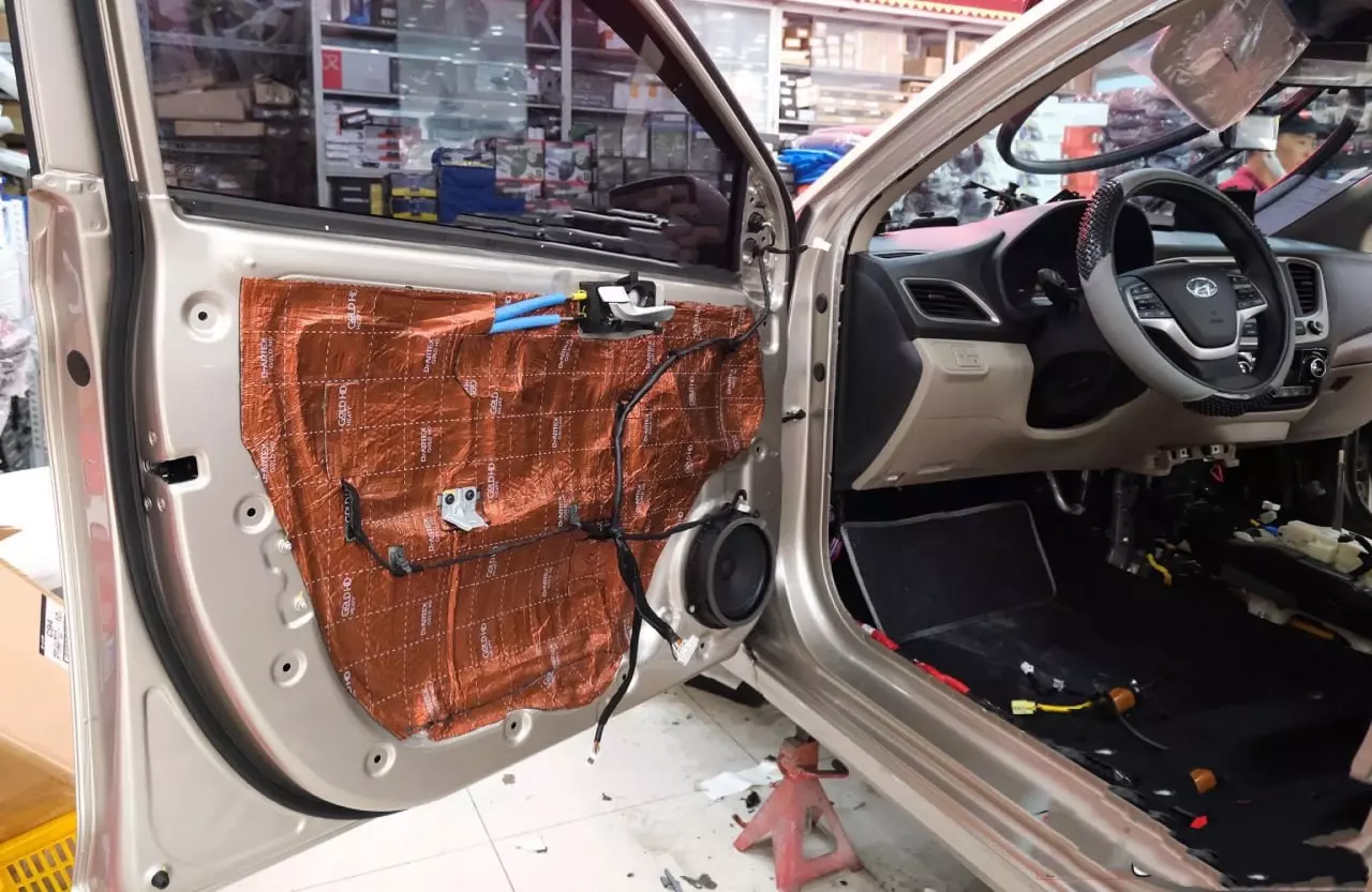 Nhiều người dùng đã phải dán cách âm chống ồn để gia tăng độ yên tĩnh cho Hyundai Accent.