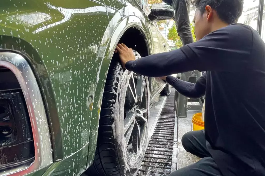 Cách rửa xe cũng ảnh hưởng rất lớn tới chất lượng thực tế của lớp sơn xe Cách rửa xe cũng ảnh hưởng rất lớn tới chất lượng thực tế của lớp sơn xe .