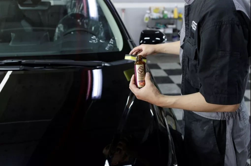 Phủ bóng thủy tinh là một trong những phương pháp hiện đại hơn để bảo vệ lớp sơn xe Phủ bóng thủy tinh là một trong những phương pháp hiện đại hơn để bảo vệ lớp sơn xe .