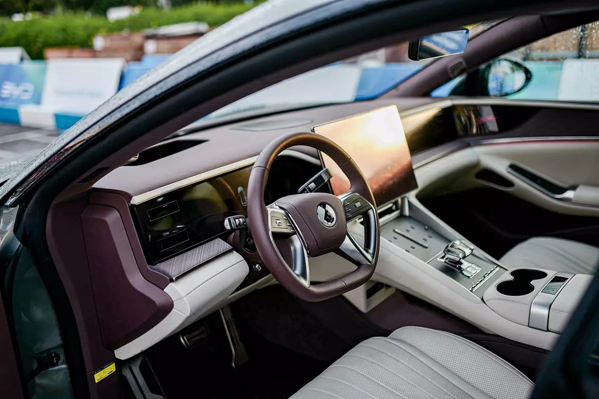 Khoang lái BYD Denza Z9GT. Khoang lái BYD Denza Z9GT. 1