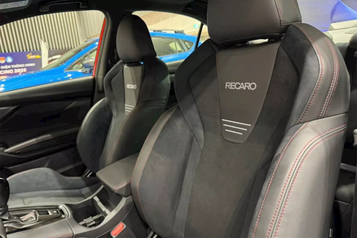 Subaru WRX dễ dàng nhận ra lần nâng cấp này Subaru đã sử dụng bộ ghế thể thao Recaro thay cho ghế bọc nhung nhân tạo Ultrasuede. 1