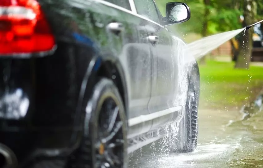 Hãy vệ sinh chiếc ô tô cũ một cách kỹ càng trước khi đưa vào sử dụng.