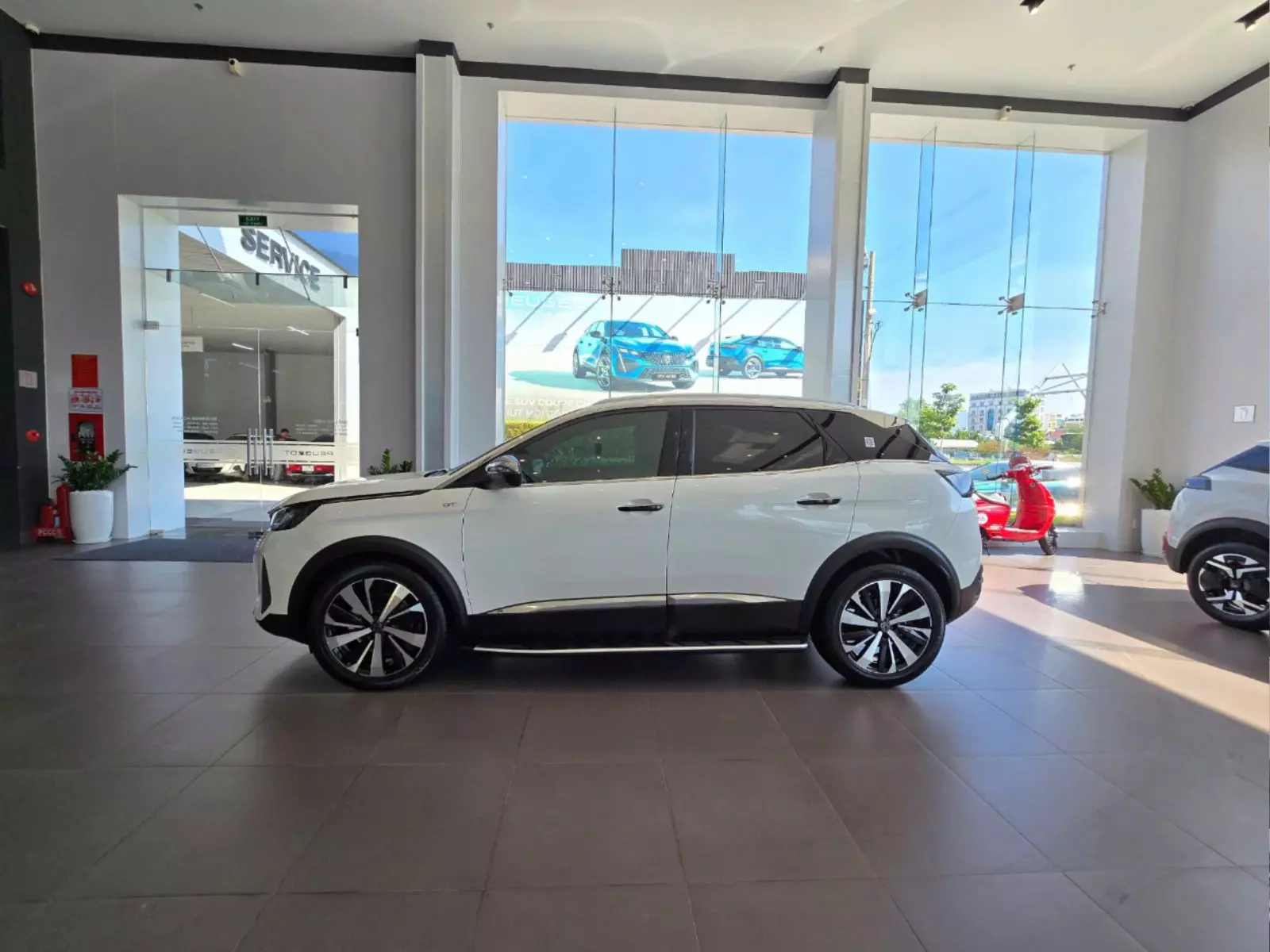 Thân xe được hình thành bởi những đường gân dập nổi cứng cáp, tôn lên dáng vẻ thể thao, mạnh mẽ. Mâm xe 18 inch tiện mặt kim cương hiện đại..
