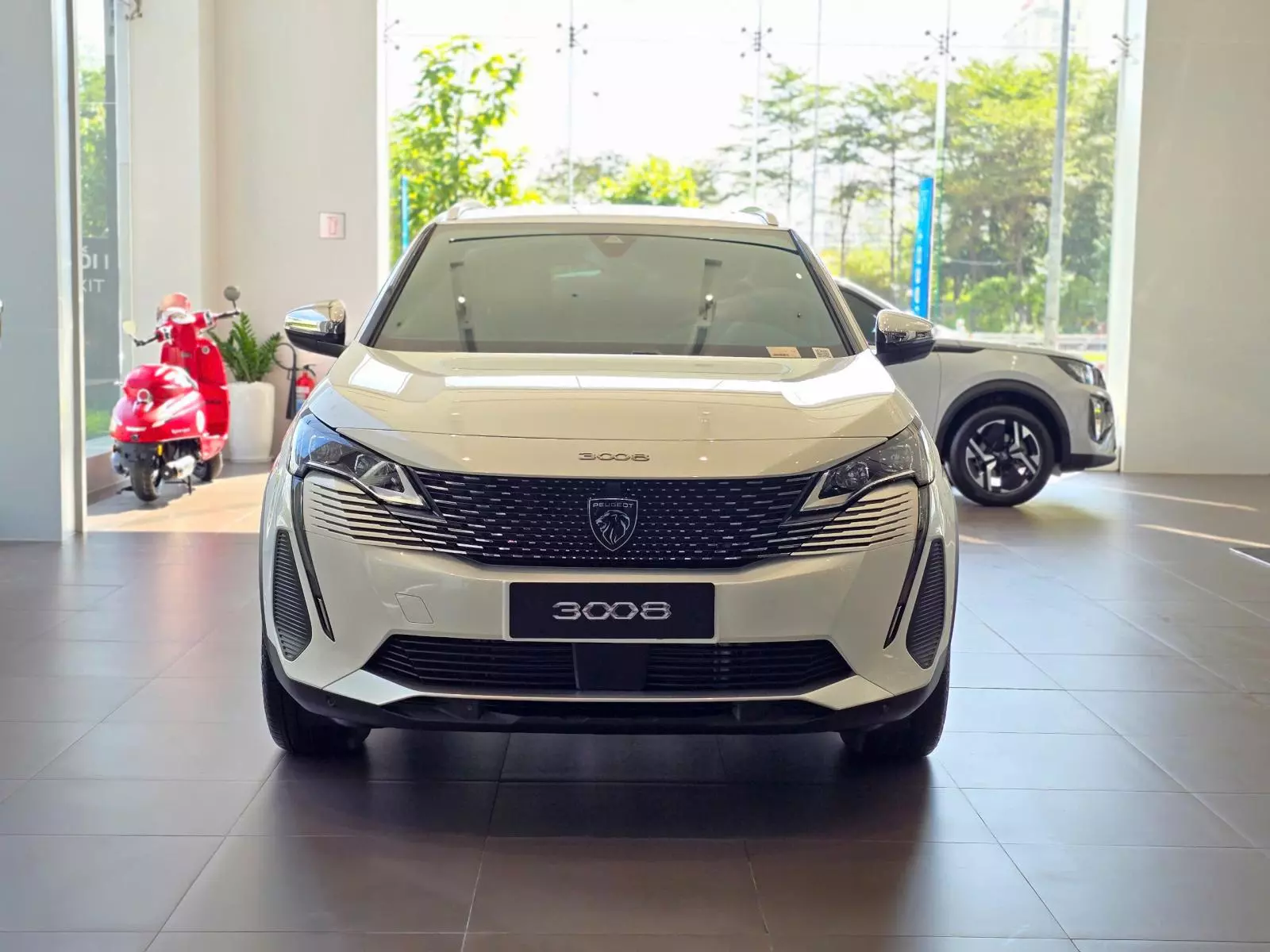 Nổi bật ở đầu xe là mặt ca-lăng thiết kế dạng 3D tràn viền như thường thấy trên các mẫu xe sang.