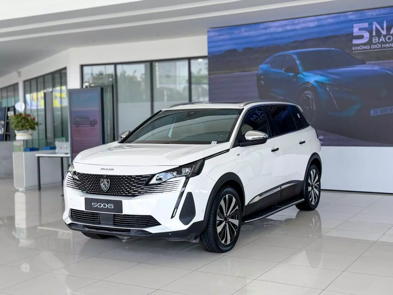 Peugeot 5008 2025 sở hữu phong cách thiết kế mới mẻ, hiện đại và đậm chất thể thao.