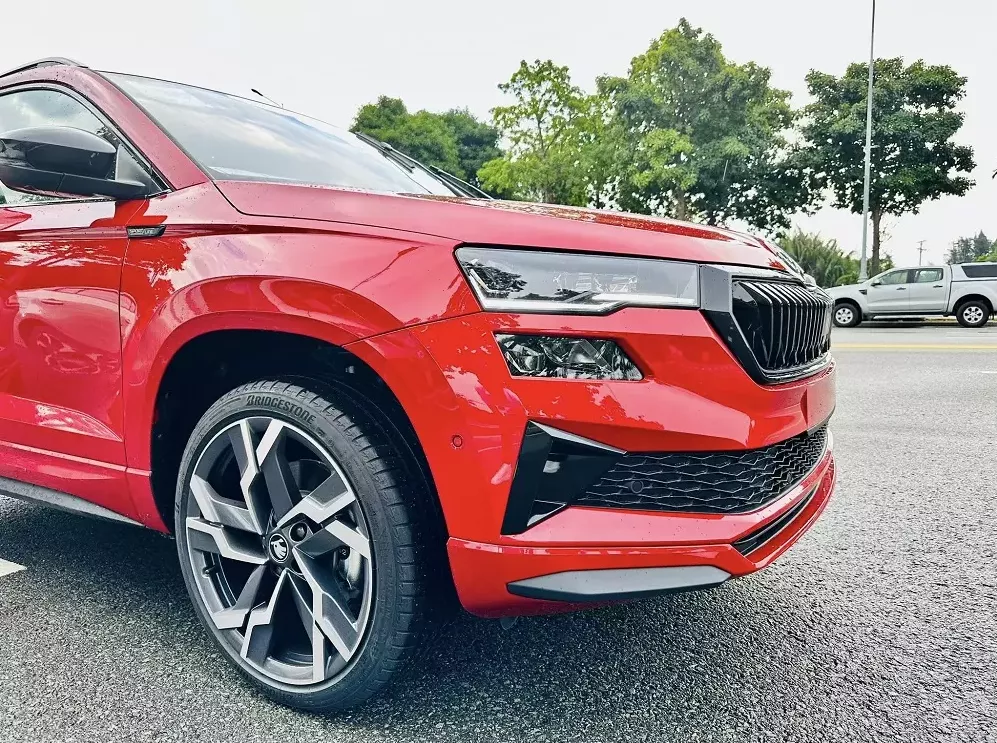 La-zăng 19 inch tạo hình thể thao, bắt mắt.