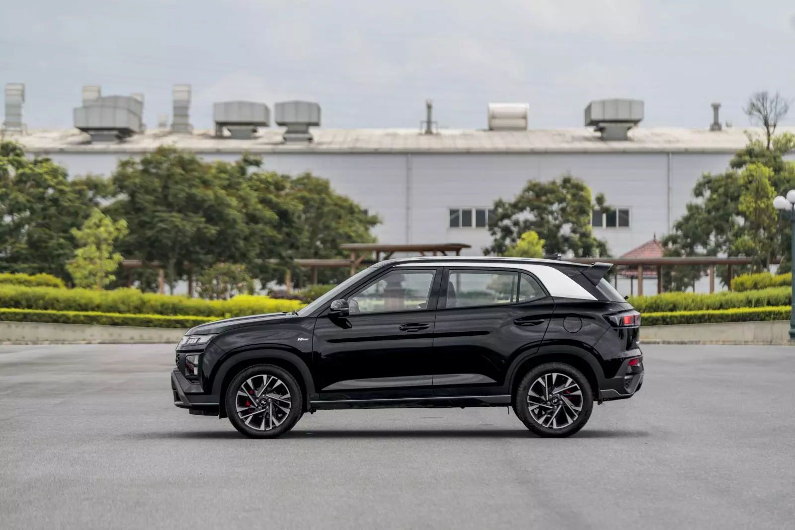 La-zăng hợp kim 18 inch thiết kế cầu kỳ đi kèm cùm phanh màu đỏ trên bản N Line.