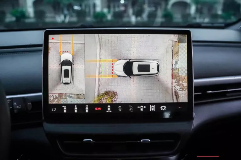 Camera 360 độ và cảm biến đỗ xe giúp người dùng tự tin hơn với những góc khó