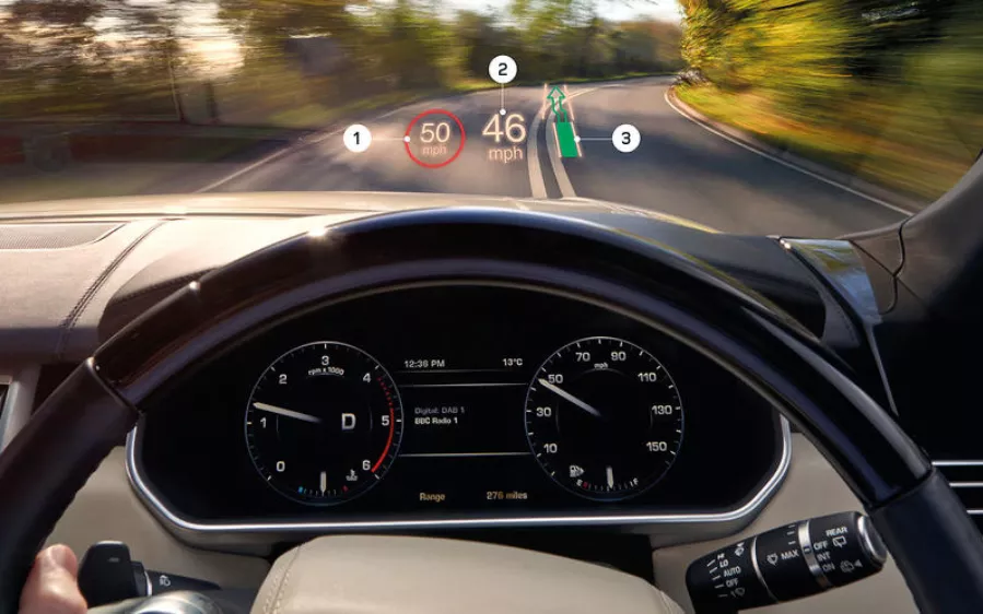 Màn hình HUD hiển thị trên kính lái giúp tầm nhìn rộng mở, an toàn hơn.