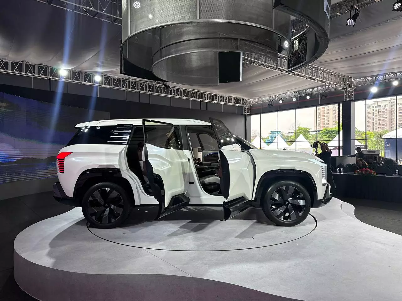 DST Concept sử dụng khung gầm liền khối DST Concept sử dụng khung gầm liền khối .