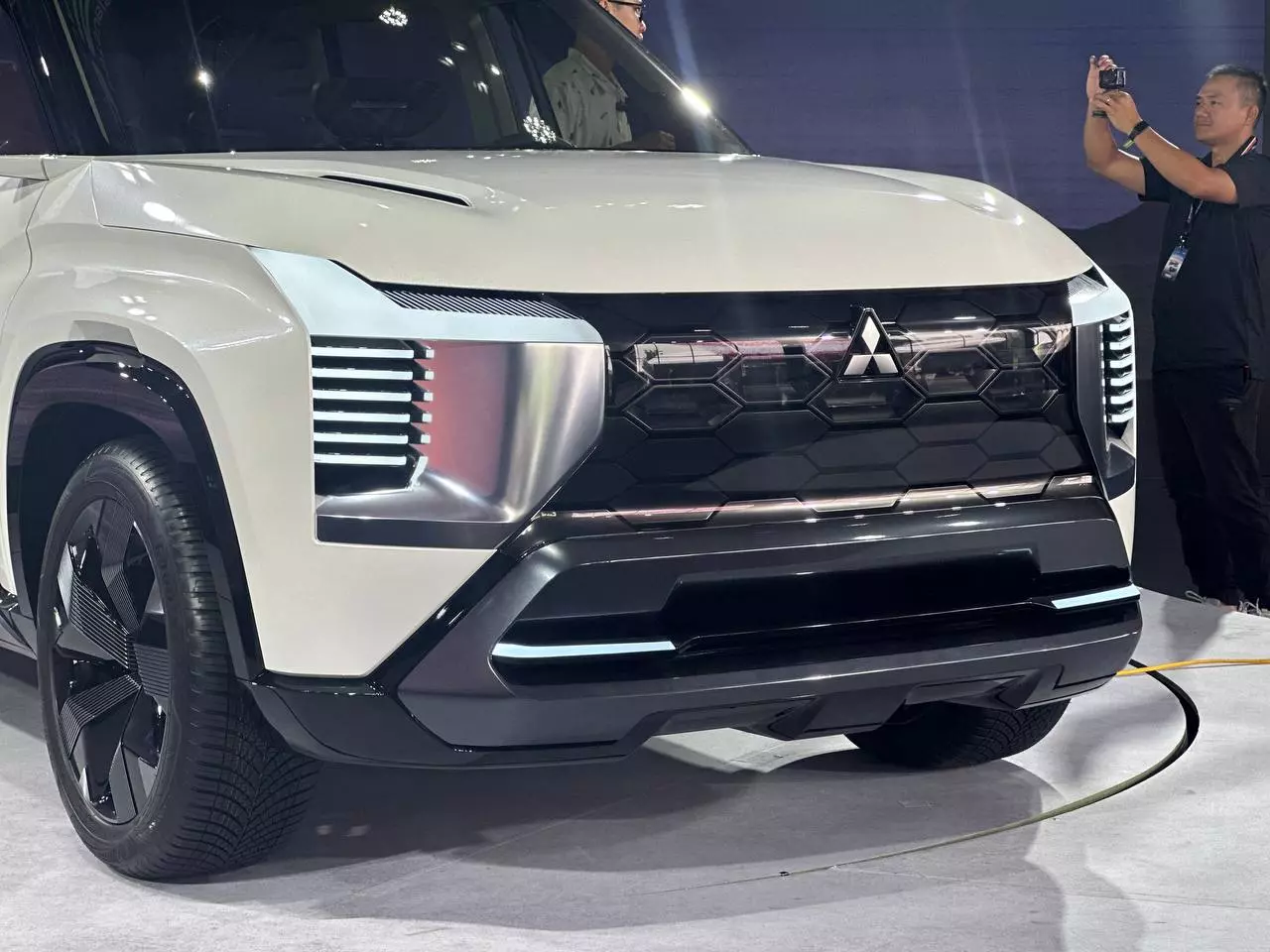 lưới tản nhiệt họa tiết tổ ong ba chiều tích hợp các ốp bảo vệ lưới tản nhiệt họa tiết tổ ong ba chiều tích hợp các ốp bảo vệ.