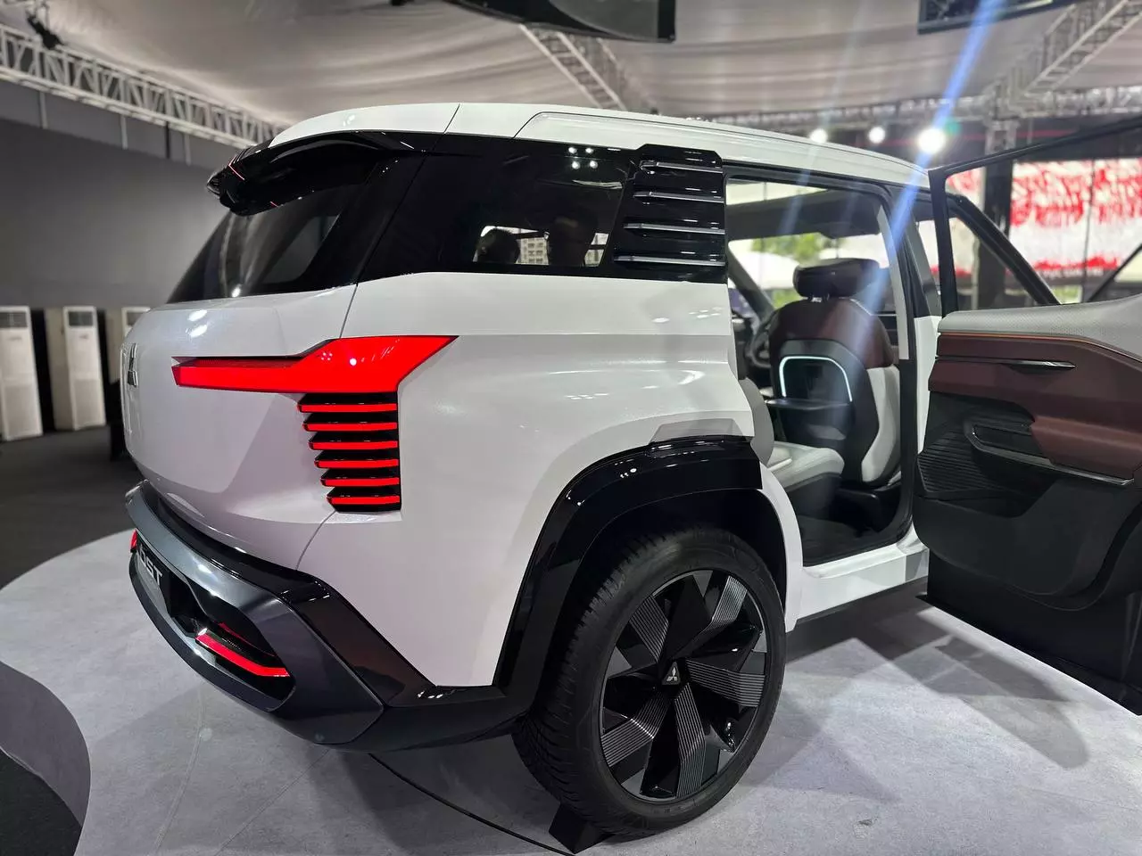 Cột C được trang trí họa tiết bậc thang Cột C được trang trí họa tiết bậc thang.