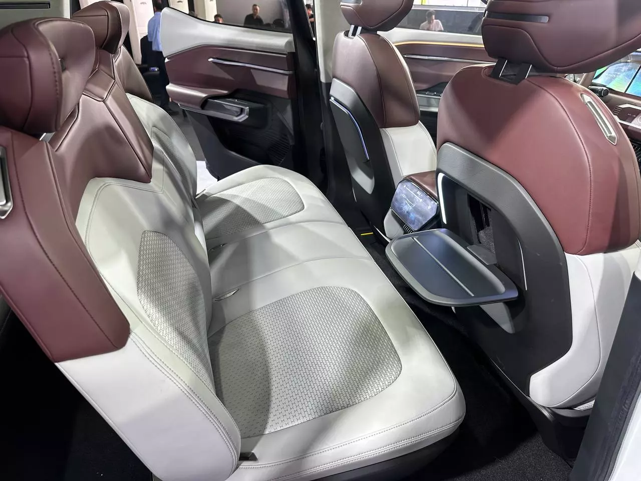 Tích hợp khay đựng đồ và ổ cắm sạc tiện ích Tích hợp khay đựng đồ và ổ cắm sạc tiện ích.