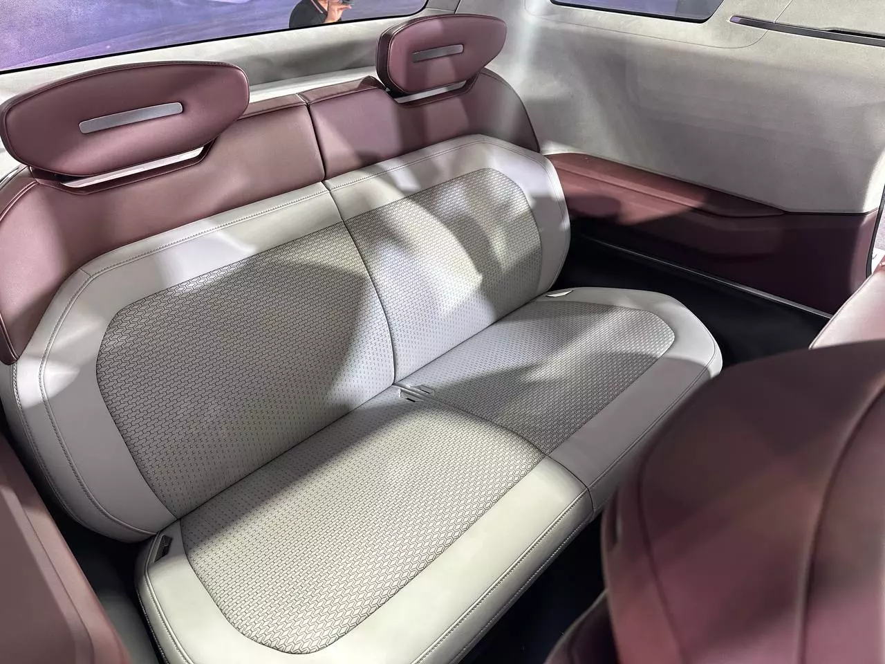 Hàng ghế thứ ba Hàng ghế thứ ba.