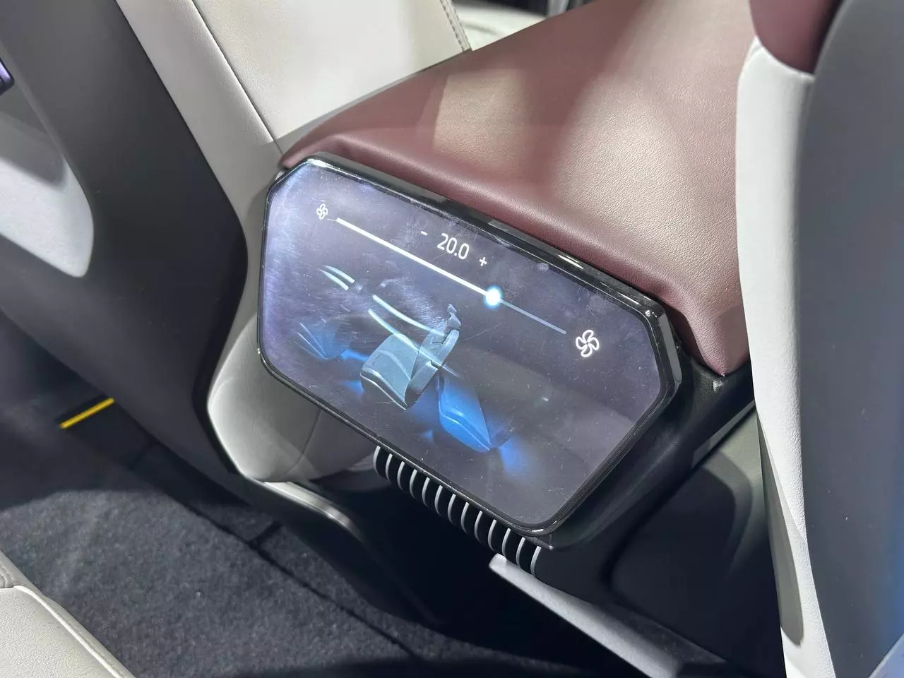 bảng điều khiển dành cho hàng ghế sau bảng điều khiển dành cho hàng ghế sau.