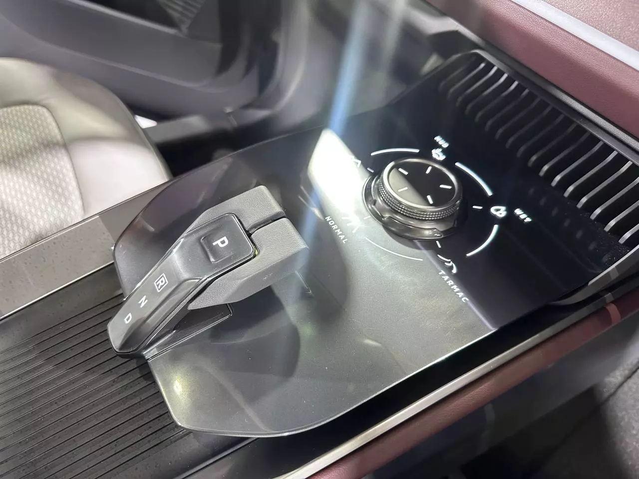 Bảng điều khiển trung tâm được thiết kế liền mạch với bệ cần số đặt cao Bảng điều khiển trung tâm được thiết kế liền mạch với bệ cần số đặt cao.