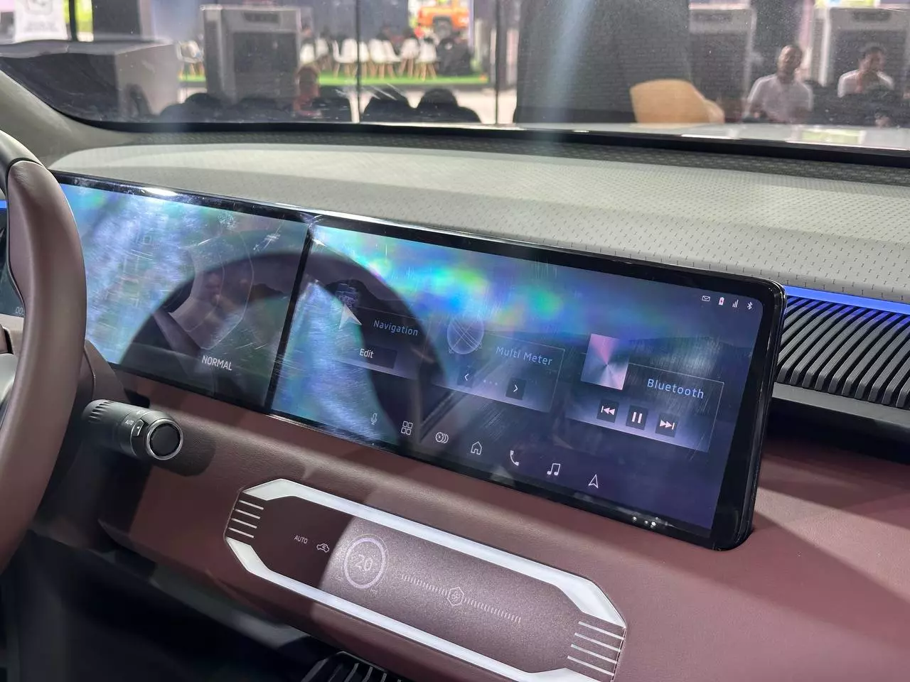 Hệ thống hiển thị thông tin tích hợp màn hình kỹ thuật số kích thước lớn cho cả người lái và giải trí Hệ thống hiển thị thông tin tích hợp màn hình kỹ thuật số kích thước lớn cho cả người lái và giải trí.