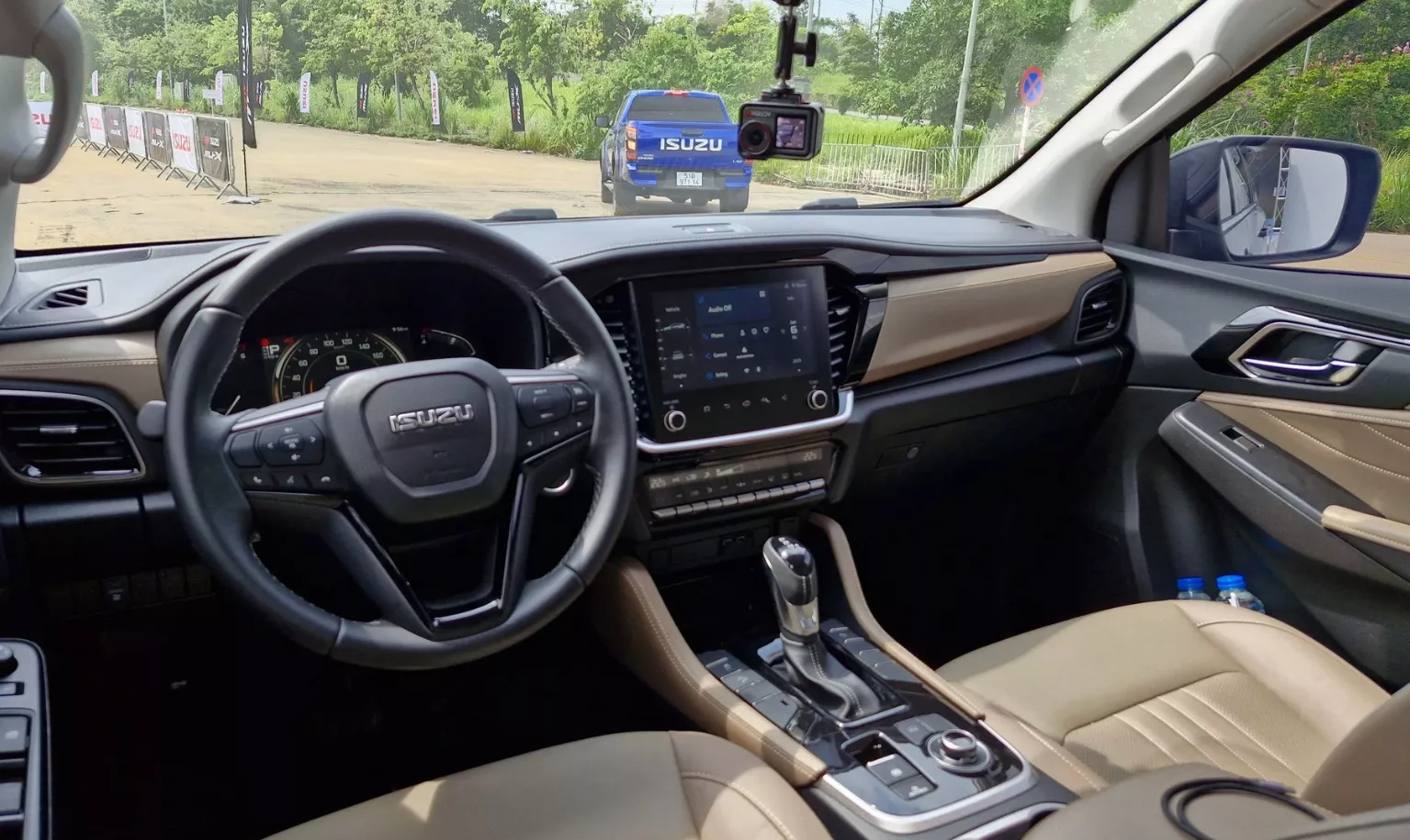 Khoang nội thất Isuzu mu-X 2025.