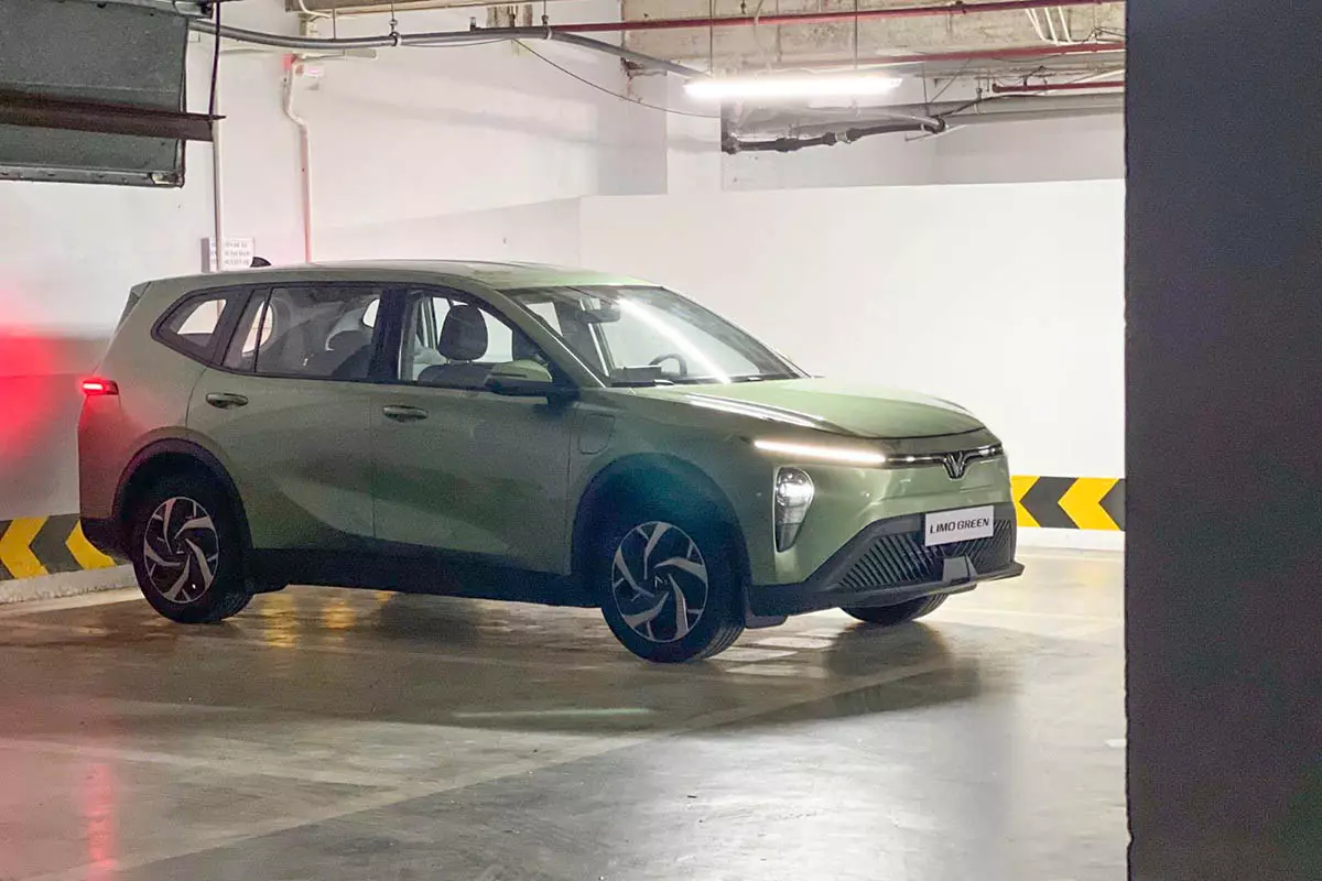 Chiều rộng của VinFast Limo Green trội hơn hẳn Mitsubishi Xpander. 1