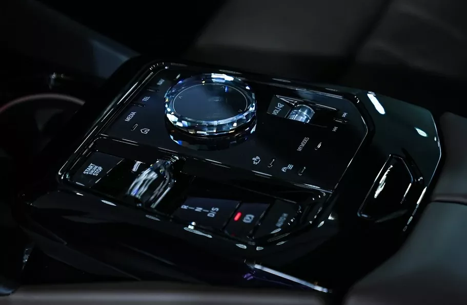 Bảng điều khiển trung tâm xe BMW 520i.