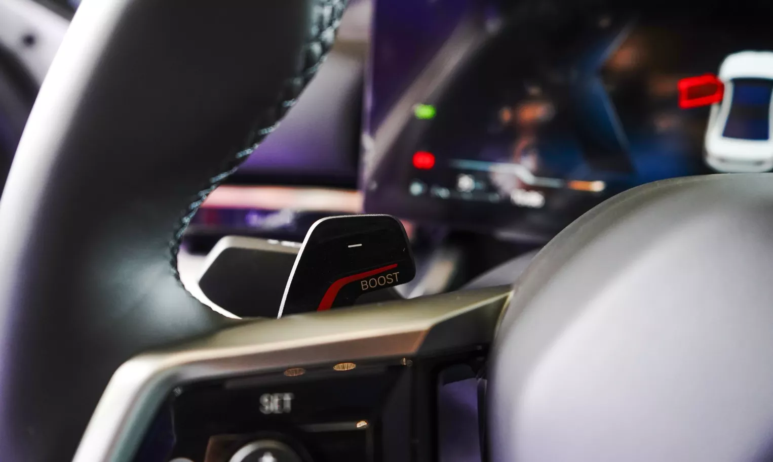 Chức năng tăng tốc nhanh Sport Boost kích hoạt bằng cách kéo và giữ lẫy chuyển số bên trái