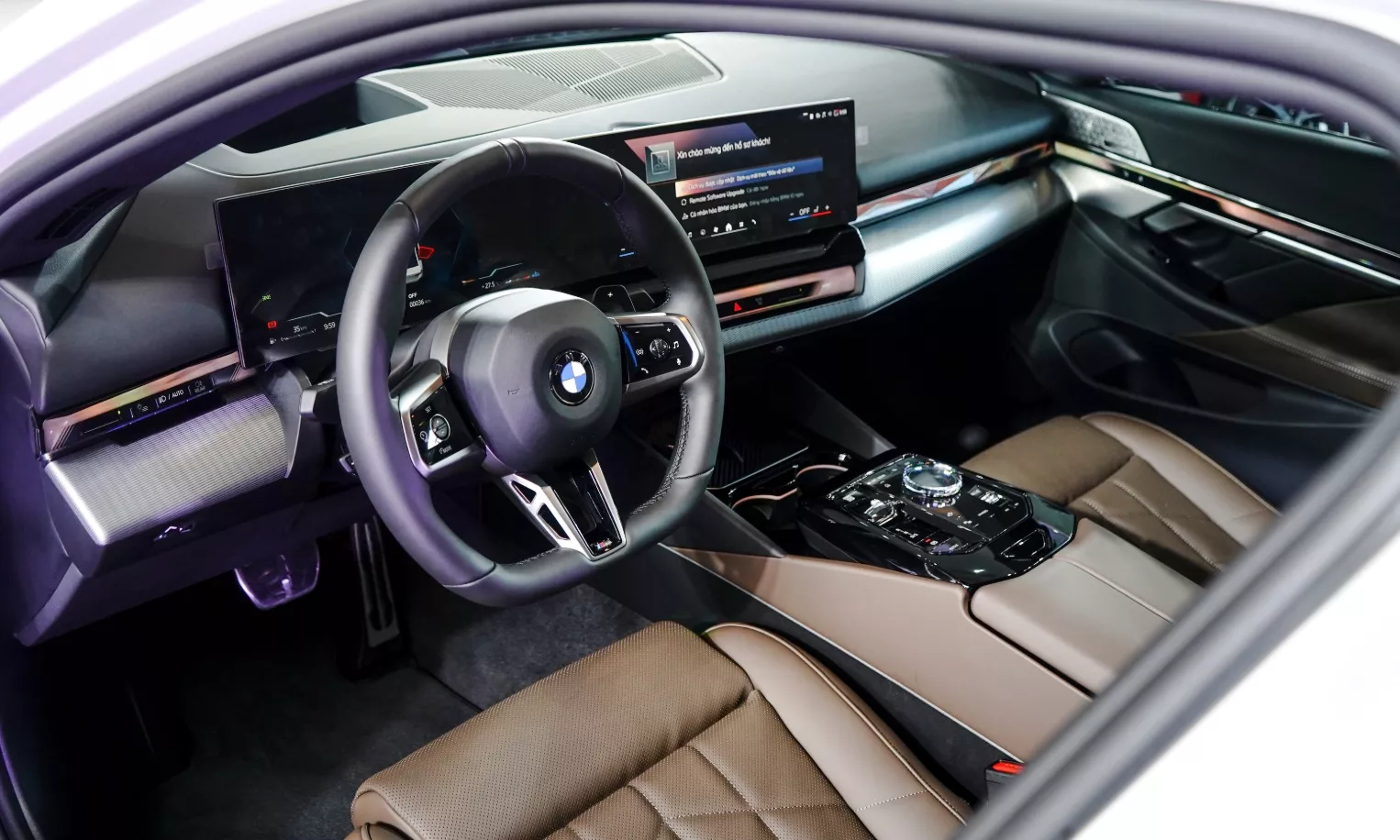 BMW 530i M Sport sở hữu khoang nội thất sang trọng, tiện nghi.