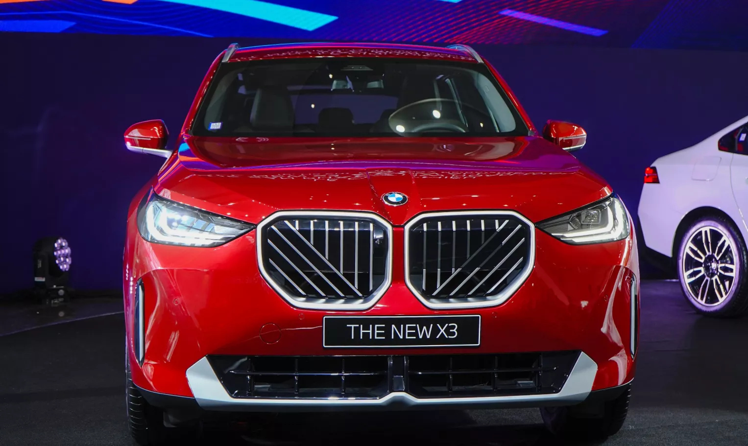 Đèn chiếu sáng trước của xe BMW X3.