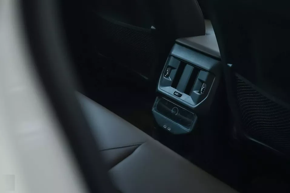 Khu vực hàng 2 được bố trí cửa gió điều hòa, ổ cắm điện 12 V và bảng điều khiển nhỏ