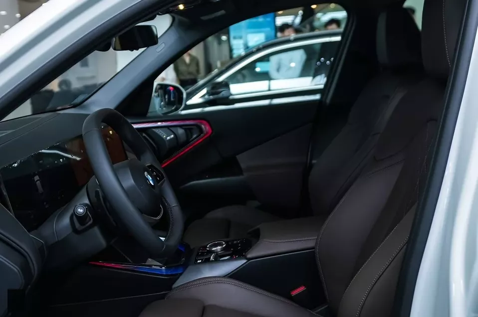 Hàng ghế trước của xe BMW X3 .