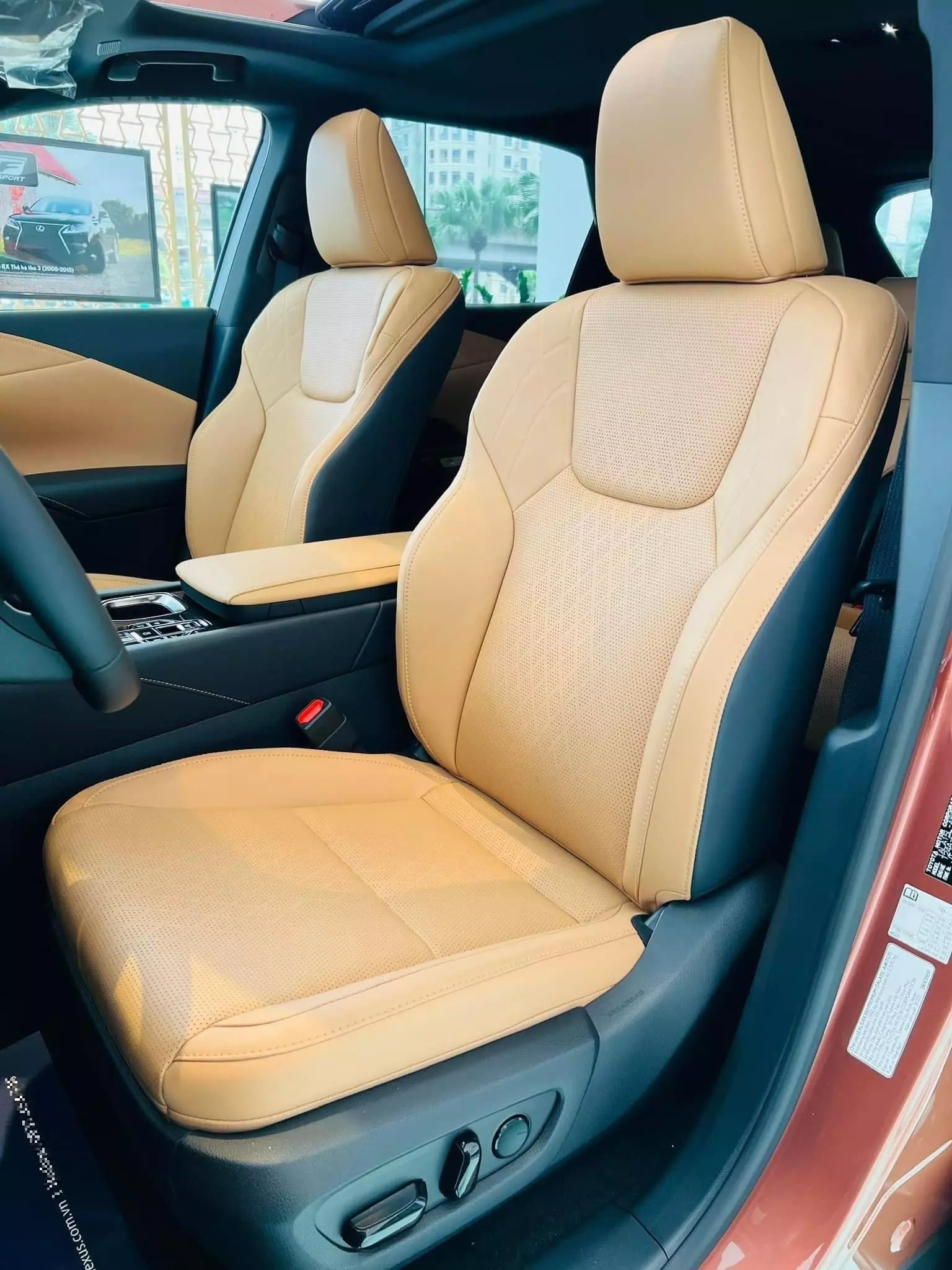 Ghế xe bọc da cao cấp trên RX 350h.