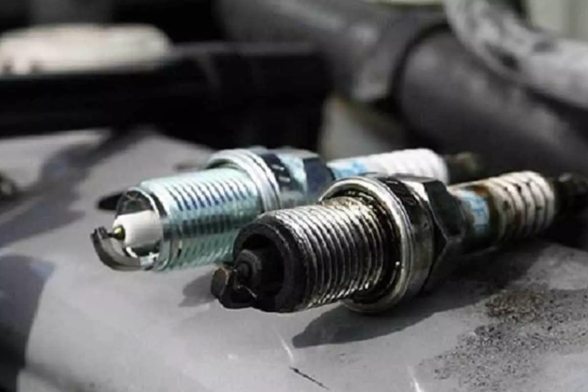 bugi có thể bị mòn điện cực, đóng cặn hoặc có hiện tượng đánh lửa không đều 1