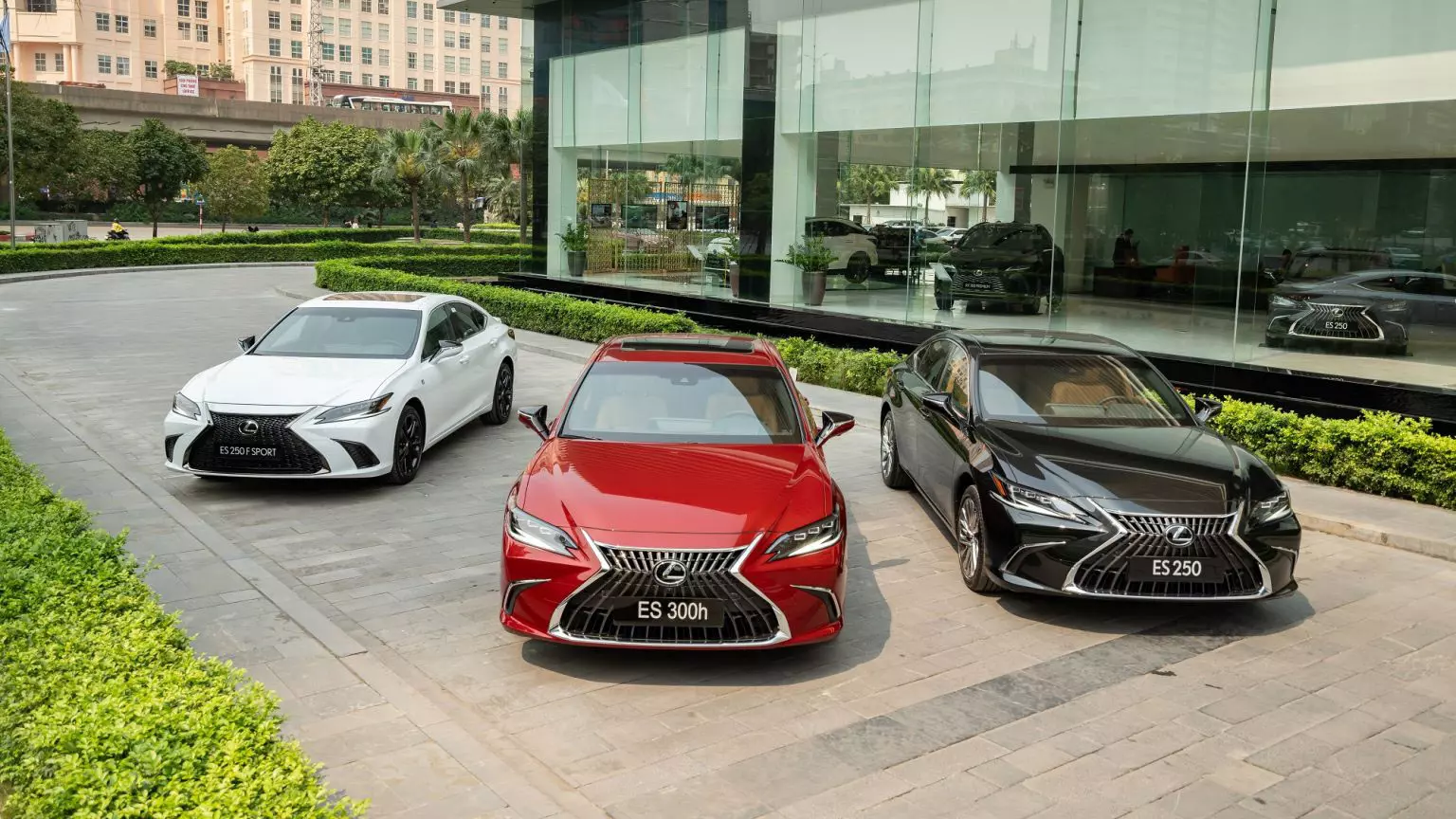 Giá xe Lexus ES 2025 giảm 260 triệu đồng, tăng áp lực cho BMW 5-Series 1