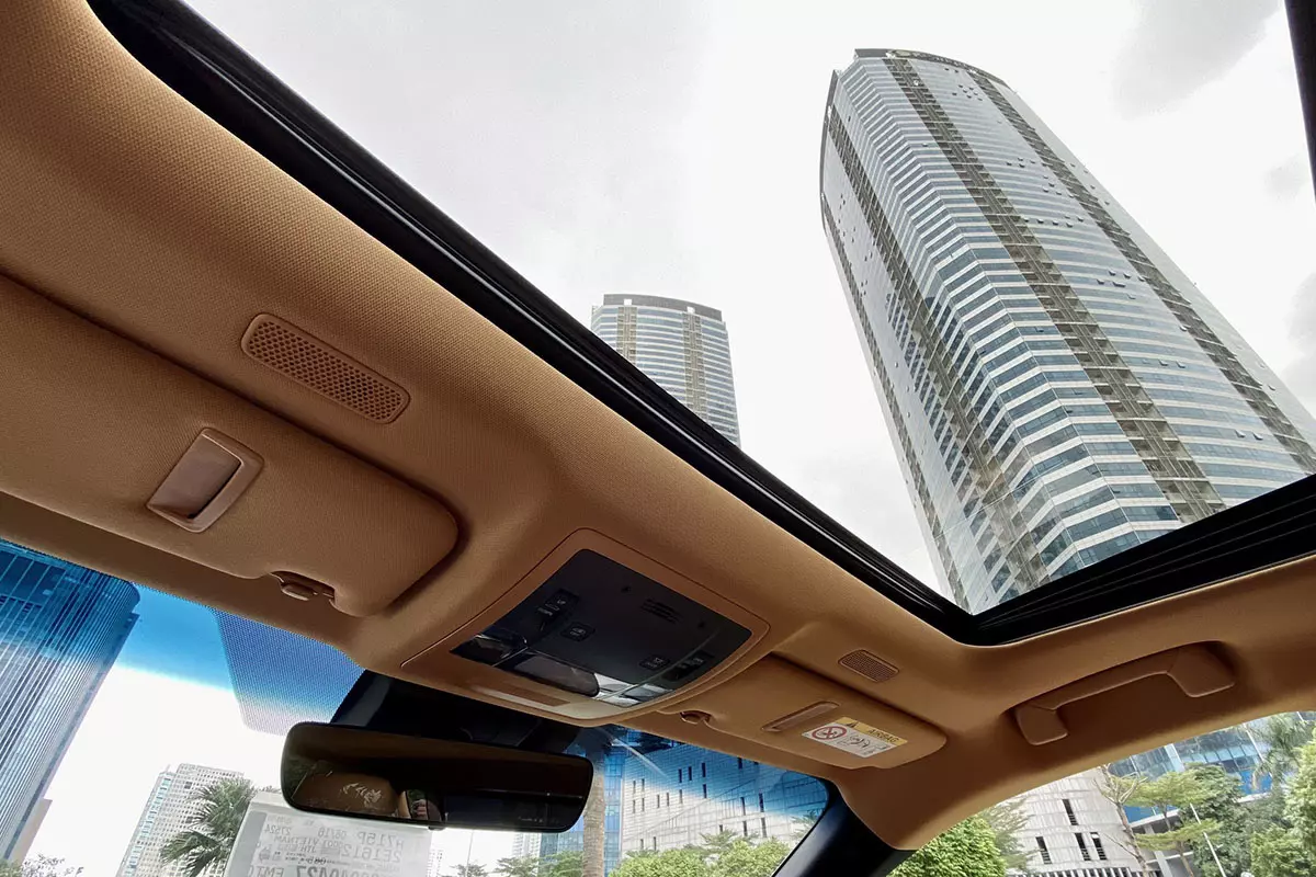 Cửa sổ trời trên xe Lexus ES 250 1