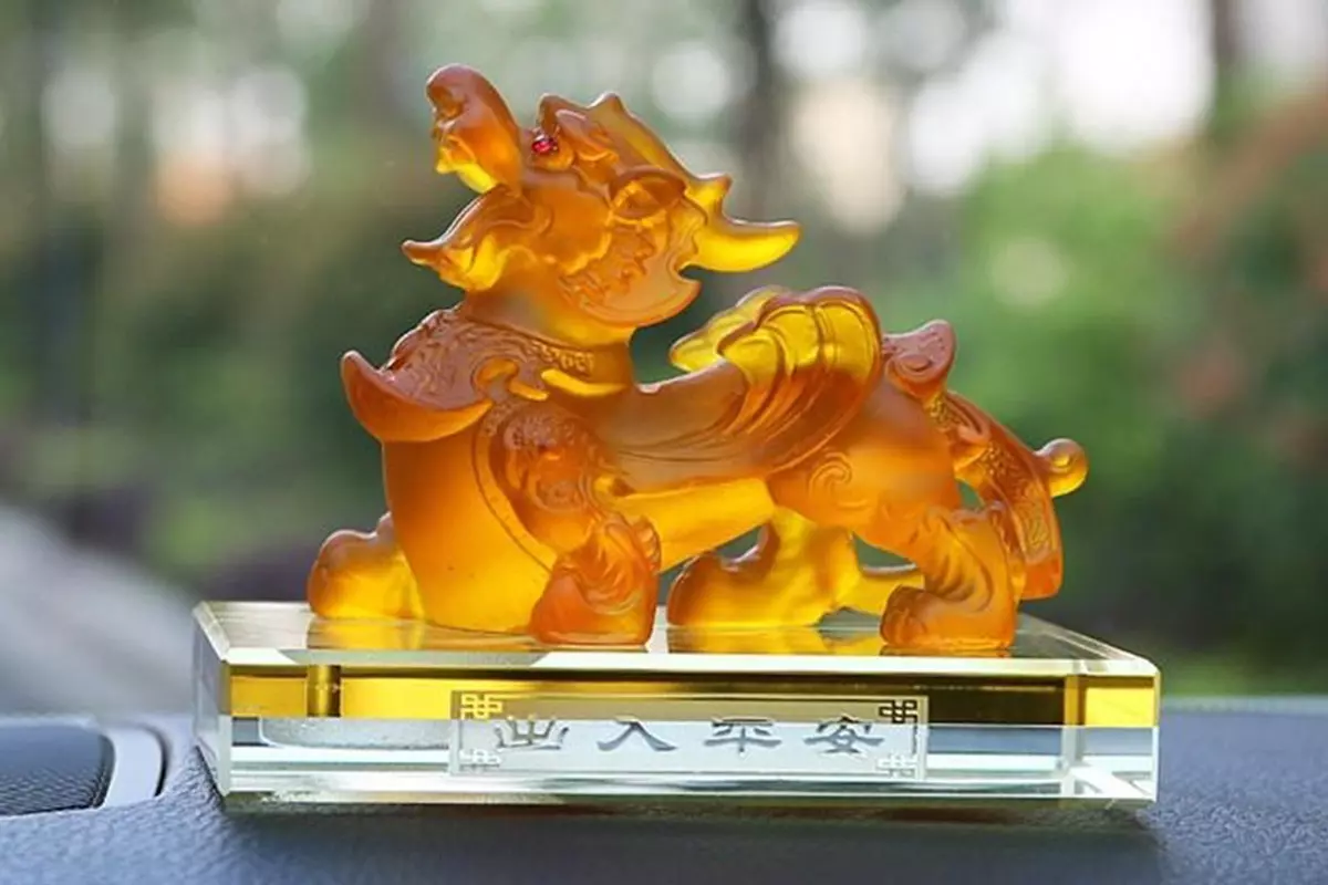 Những lưu ý không nên bỏ qua khi chọn tượng tỳ hưu trên xe ô tô 1