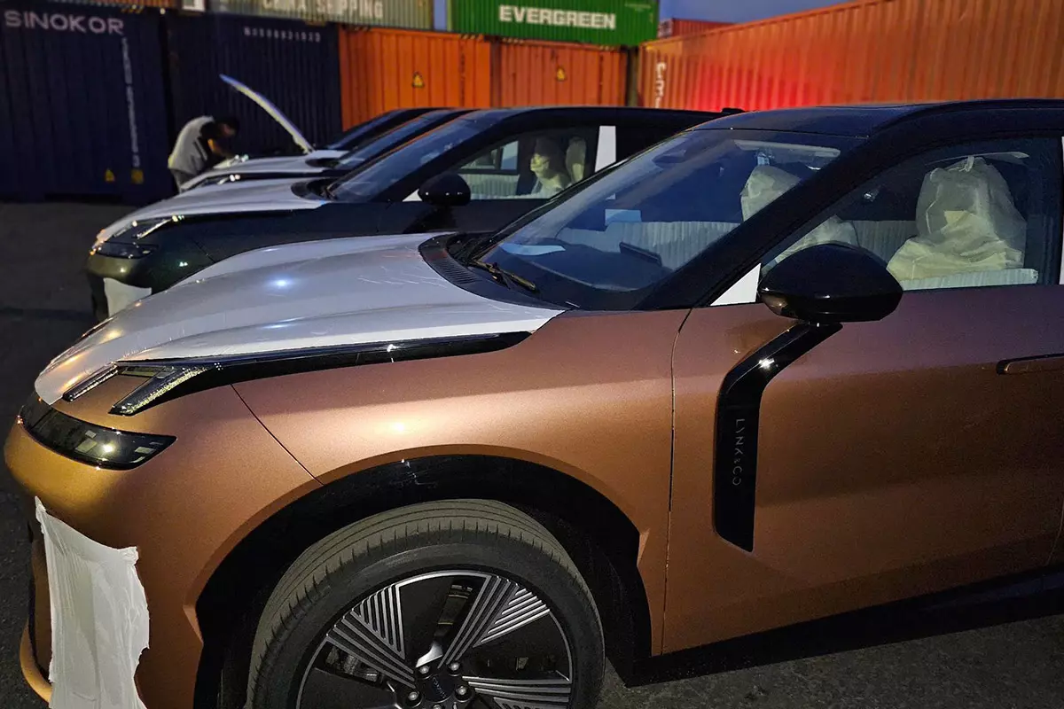 Thân xe Lynk & Co 08 có khe gió màu đen đặt sau chắn bùn trước. 1
