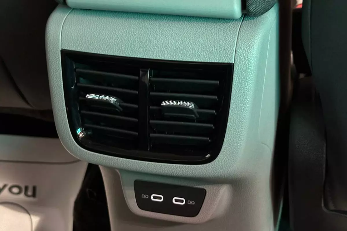 Cửa gió điều hòa hàng ghế thứ 2 trên xe Skoda Kushaq . Cửa gió điều hòa hàng ghế thứ 2 trên xe Skoda Kushaq