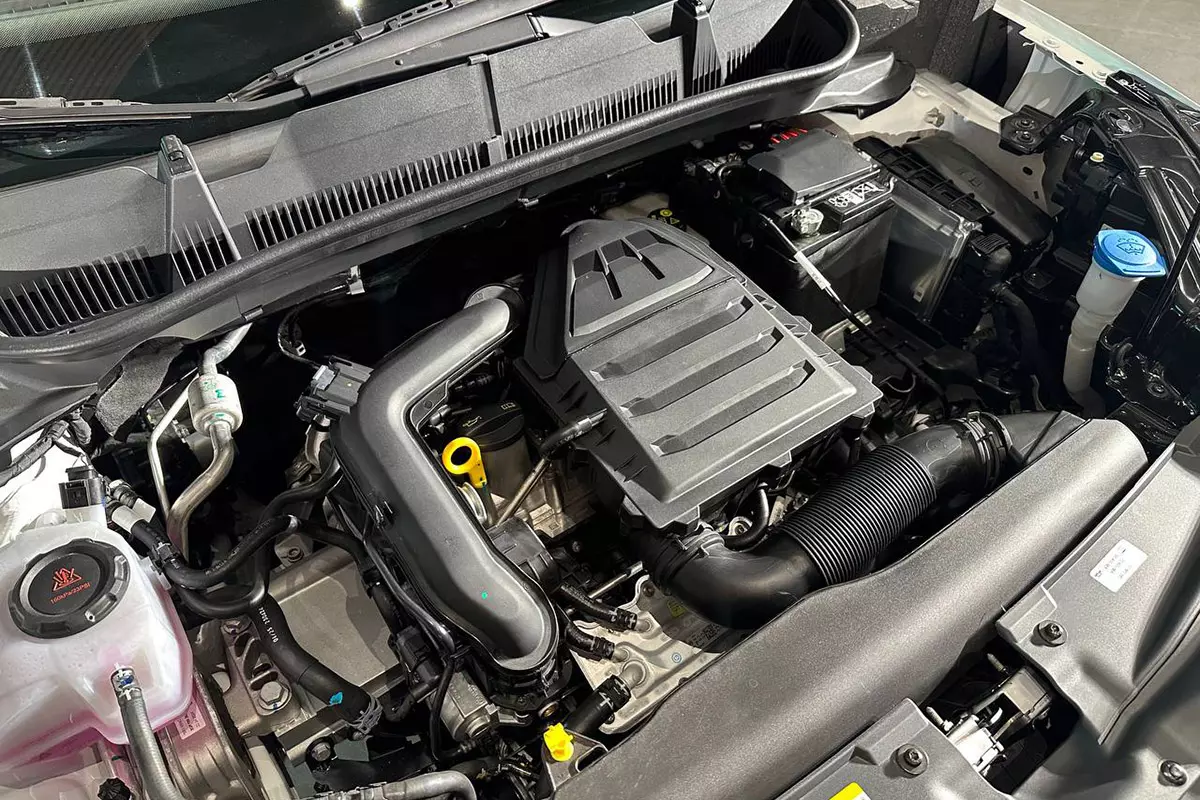 Cả hai phiên bản sử dụng chung động cơ 1.0L tăng áp, cho công suất 115 mã lực Cả hai phiên bản sử dụng chung động cơ 1.0L tăng áp, cho công suất 115 mã lực 1