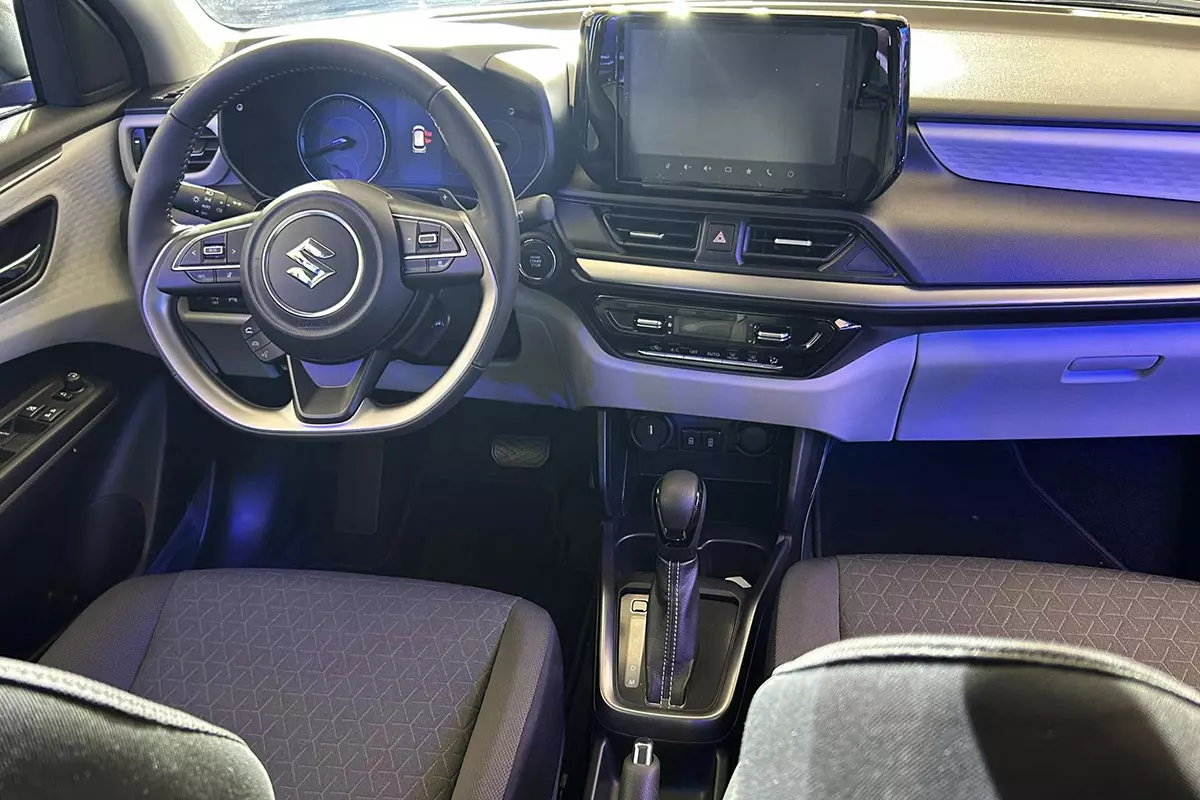 Khoang lái Swift thế hệ mới khá tiện nghi với nhiều trang bị nội thất nổi bật Khoang lái Swift thế hệ mới khá tiện nghi với nhiều trang bị nội thất nổi bật 1