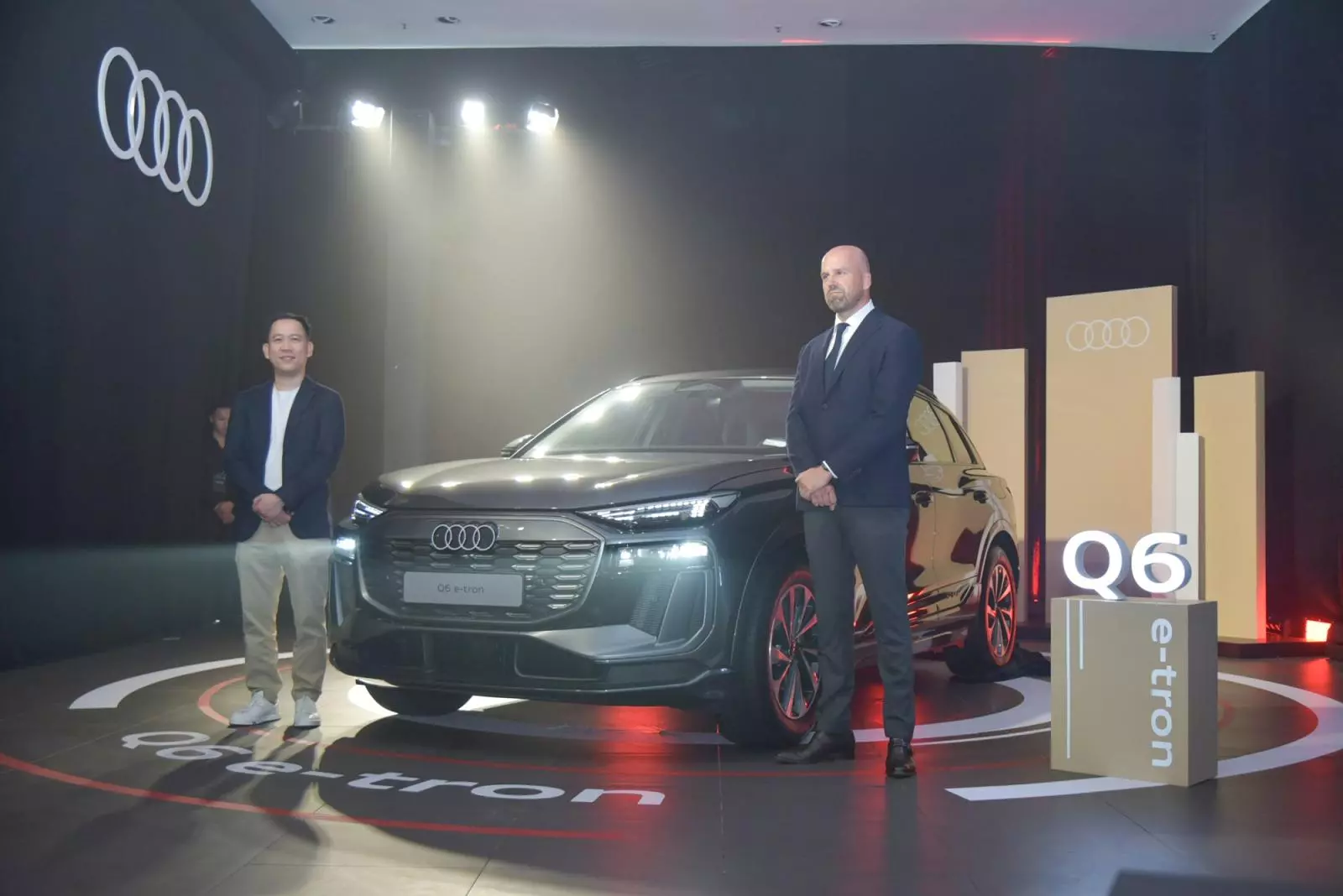 Giá xe Audi Q6 e-tron tại Việt Nam .